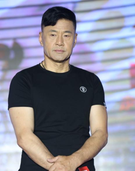于荣光怎么也想不通，结婚35年，钱他赚、饭他做，自己几乎没有任何绯闻，对妻子宠爱