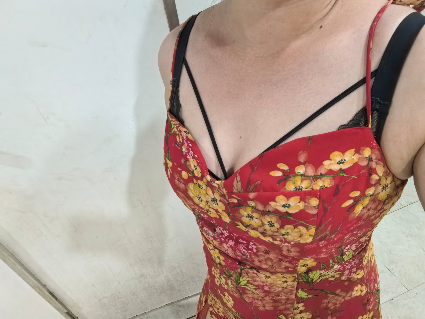 依旧是焦点。今晚找另一条红色裙子出来 