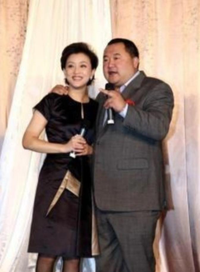 1994年，26岁的杨澜非要和银行上班的丈夫张一兵离婚，转身嫁给了体重200斤，