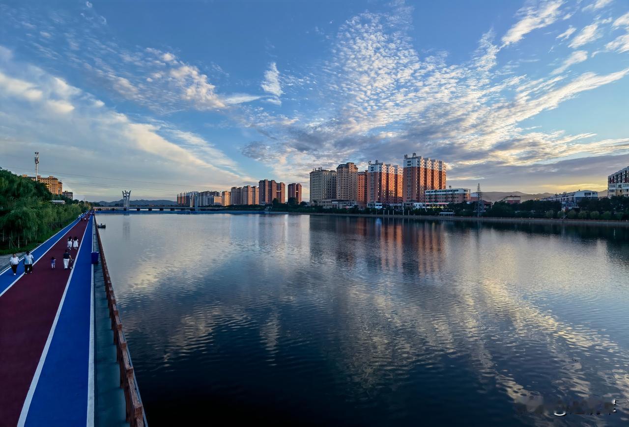 朋友，如果您喜欢，这些都送给您，不用说借，不用言谢。

夏末的一个晚上，天空南方