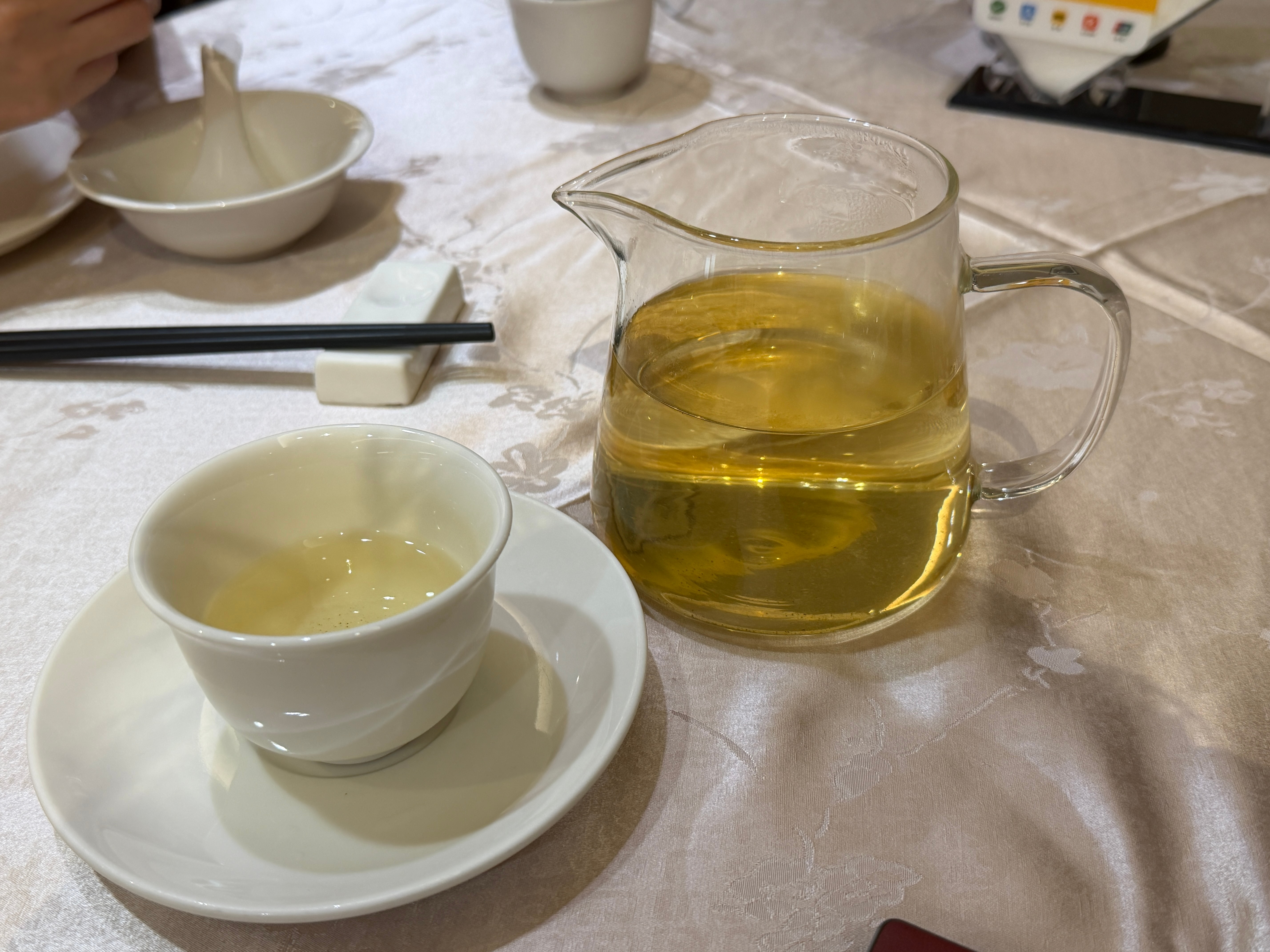 感觉广州这边是真的很爱喝茶，只有我默默点了一杯冰可乐……[笑cry] ​​​