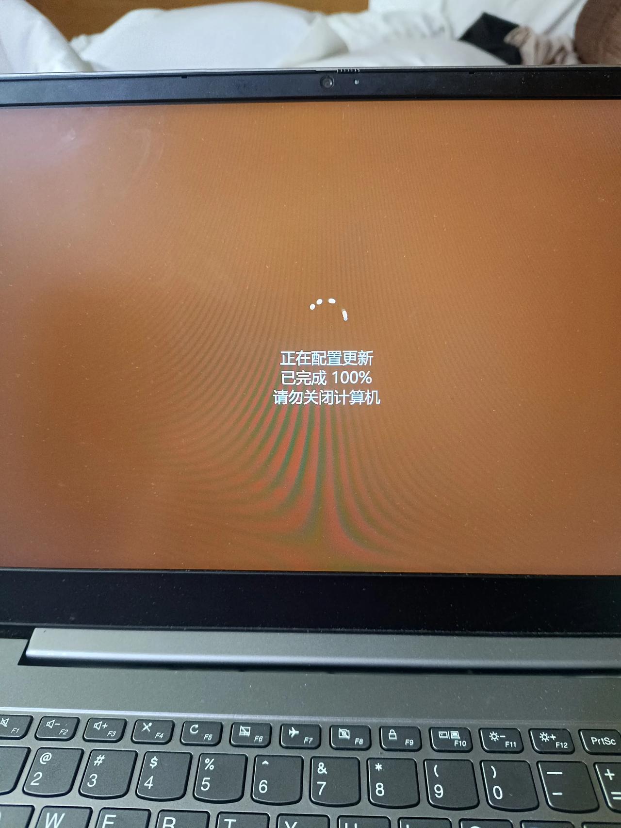 电脑总是出现这样更新怎么回去呢？真的好麻烦啊，🈶什么办法弄一下呢？设置一下电脑