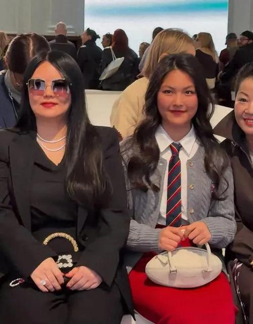 李湘携女儿王诗龄亮相时尚秀场，15岁的王诗龄身形、脸庞越来越像母亲，身材丰腴，红