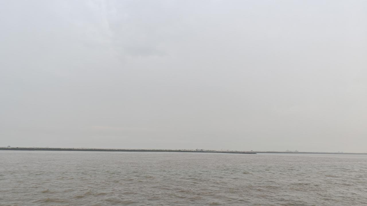 上海的梅雨季节，那雨一下，闷热感就像胶水一样黏在身上。就说今天，上午还有阳光，午