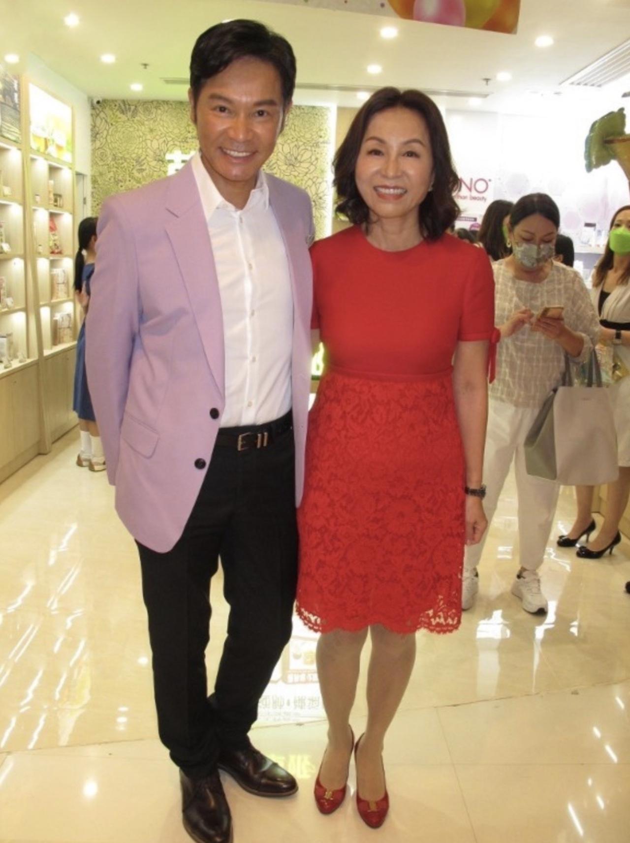郭晋安陪儿子赴英面试，16岁儿子头发及肩长相沉稳，父子气质不同
香港艺人郭晋安在