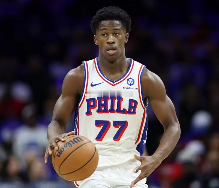 NBA常规赛，76人96-124惨败掘金。本场比赛76人依然缺兵少将，球队早早就