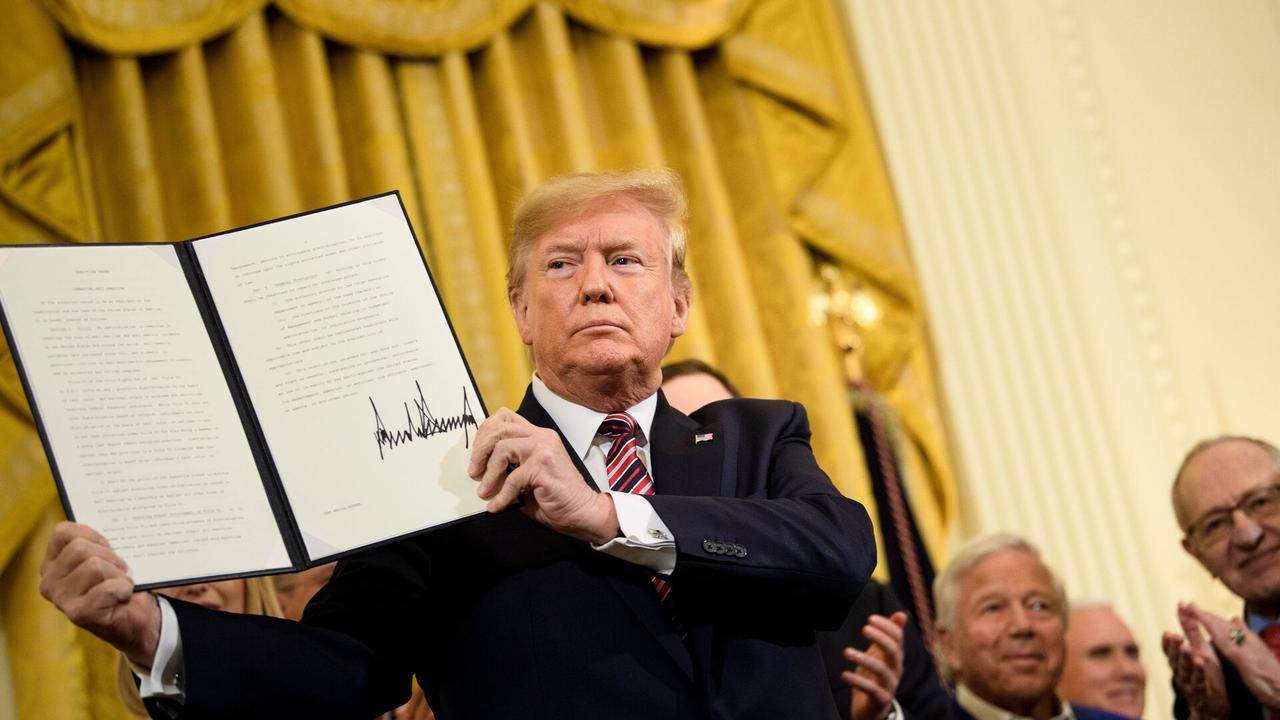 特朗普签名将于6月首次出现在100美元纸币上

俄罗斯卫星通讯社 2026年3月