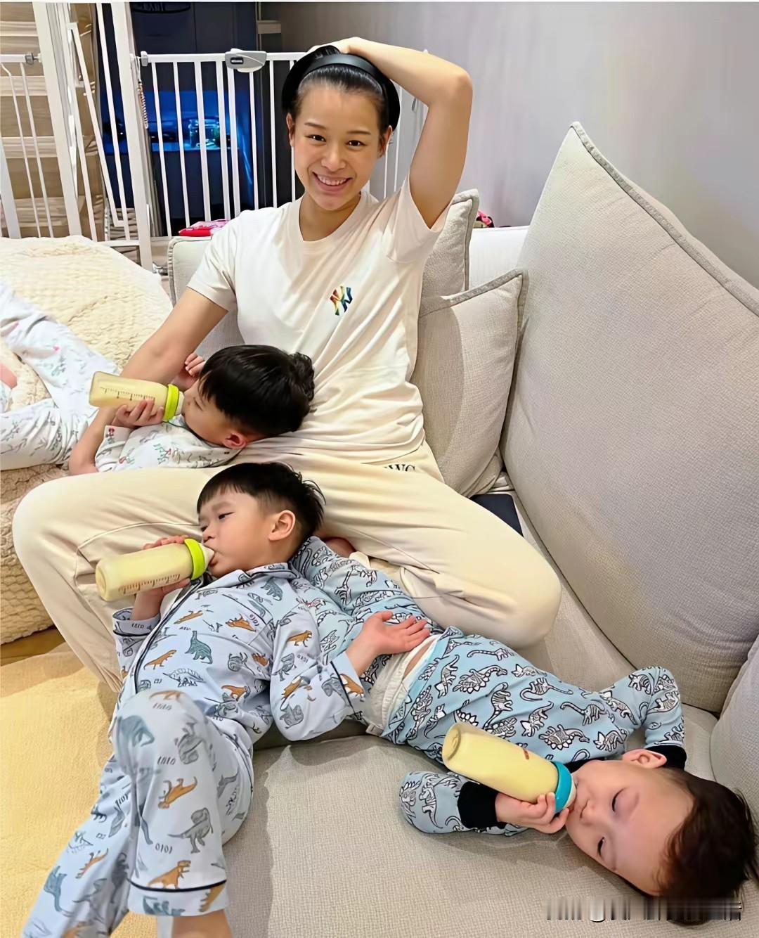 看见这样的照片，幸福是真幸福，但如果是普通的工薪阶层，一下子有三个儿子，得愁死[