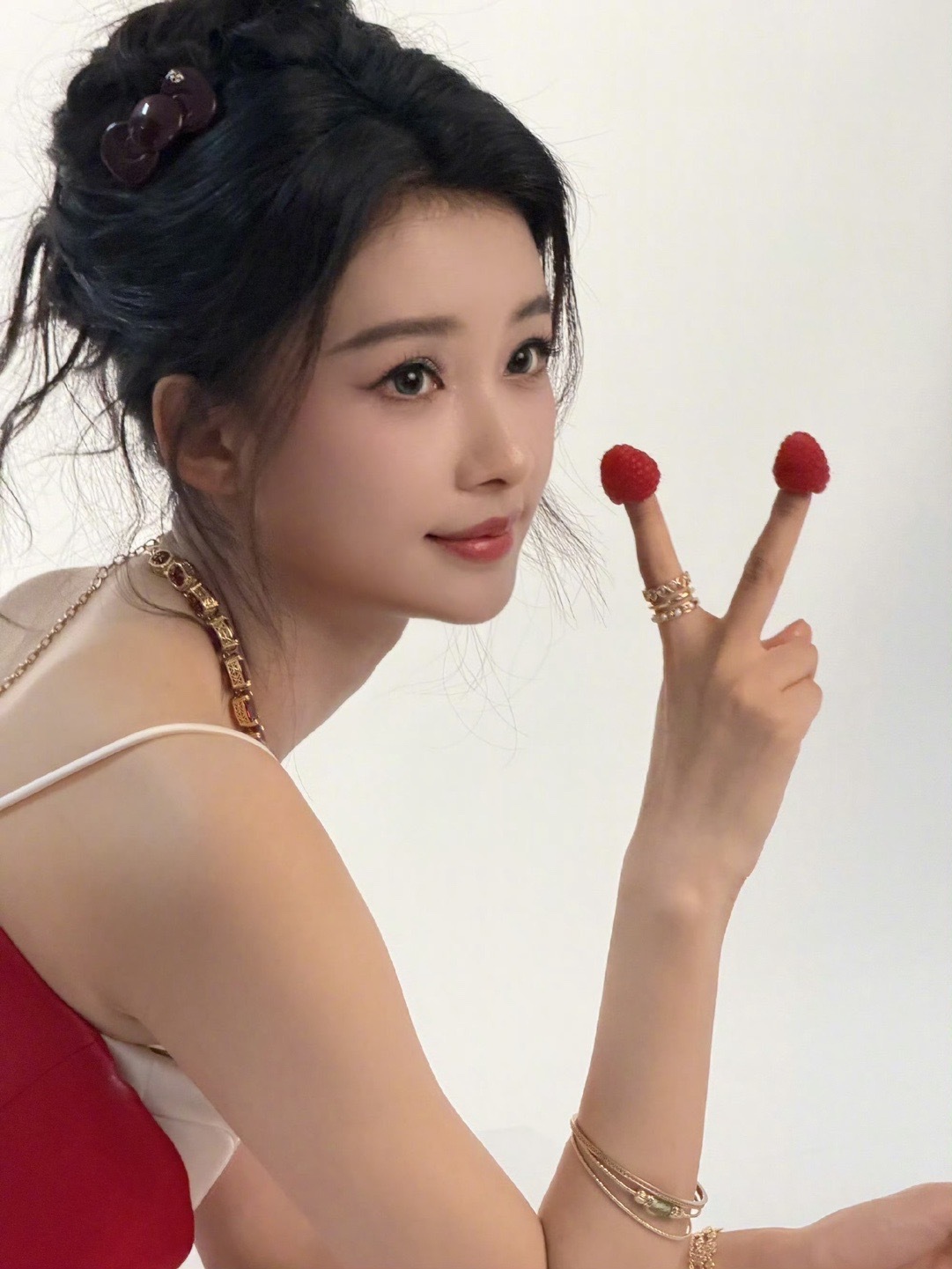 乘风舞台趣味瞬间，孙怡低头发问，一颦一笑都格外有灵气孙怡低头问哪里呀不要太灵性了