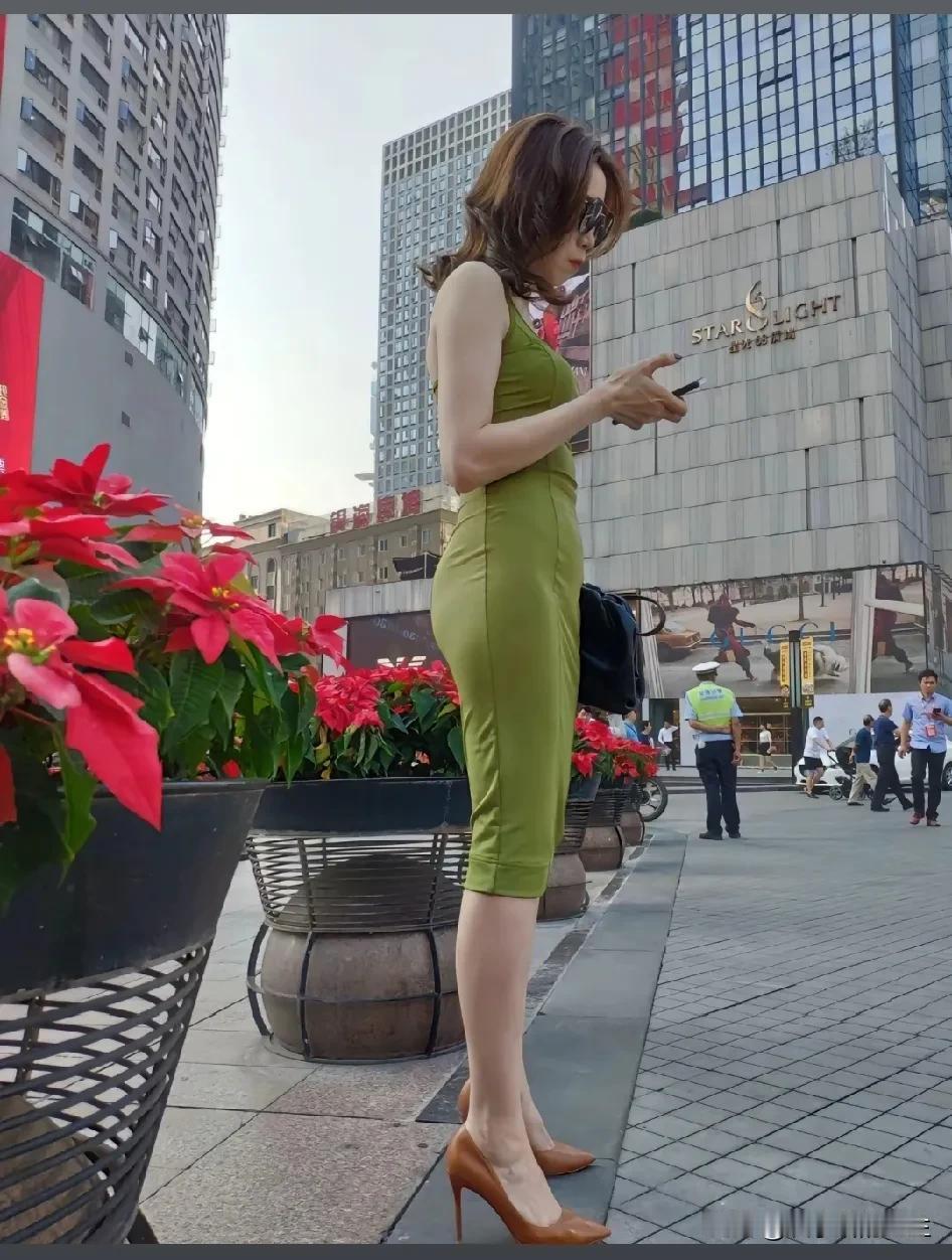 #魅力女性摄影分享#五十岁的阿姨秒杀小仙女！[星星眼]