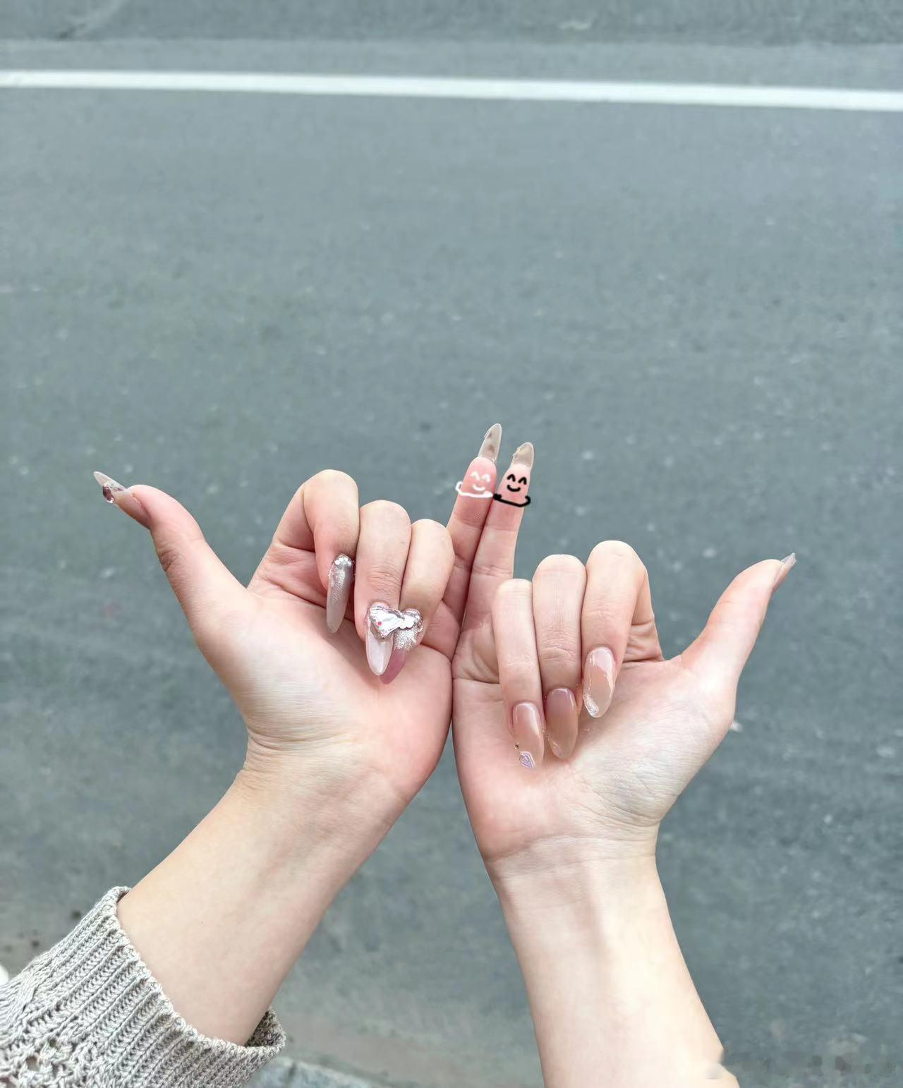 春日蜜桃女孩🍑终于迎来了春天，周末和朋友一起做了新的美甲，美甲师还原度很高，哪