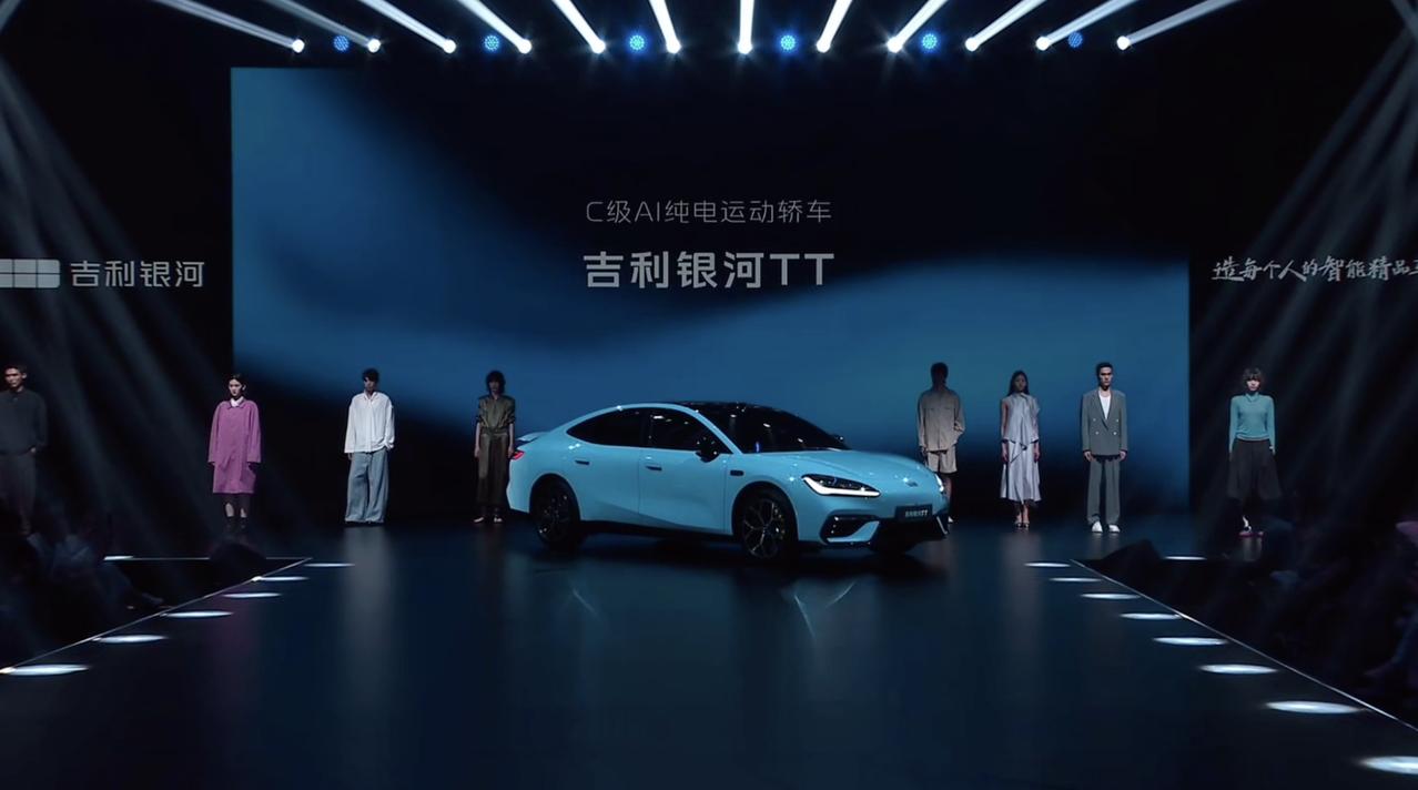 新车｜吉利银河TT首秀，时尚圈的新宠儿？
图片看过很多，但实车还是头一回见，吉利