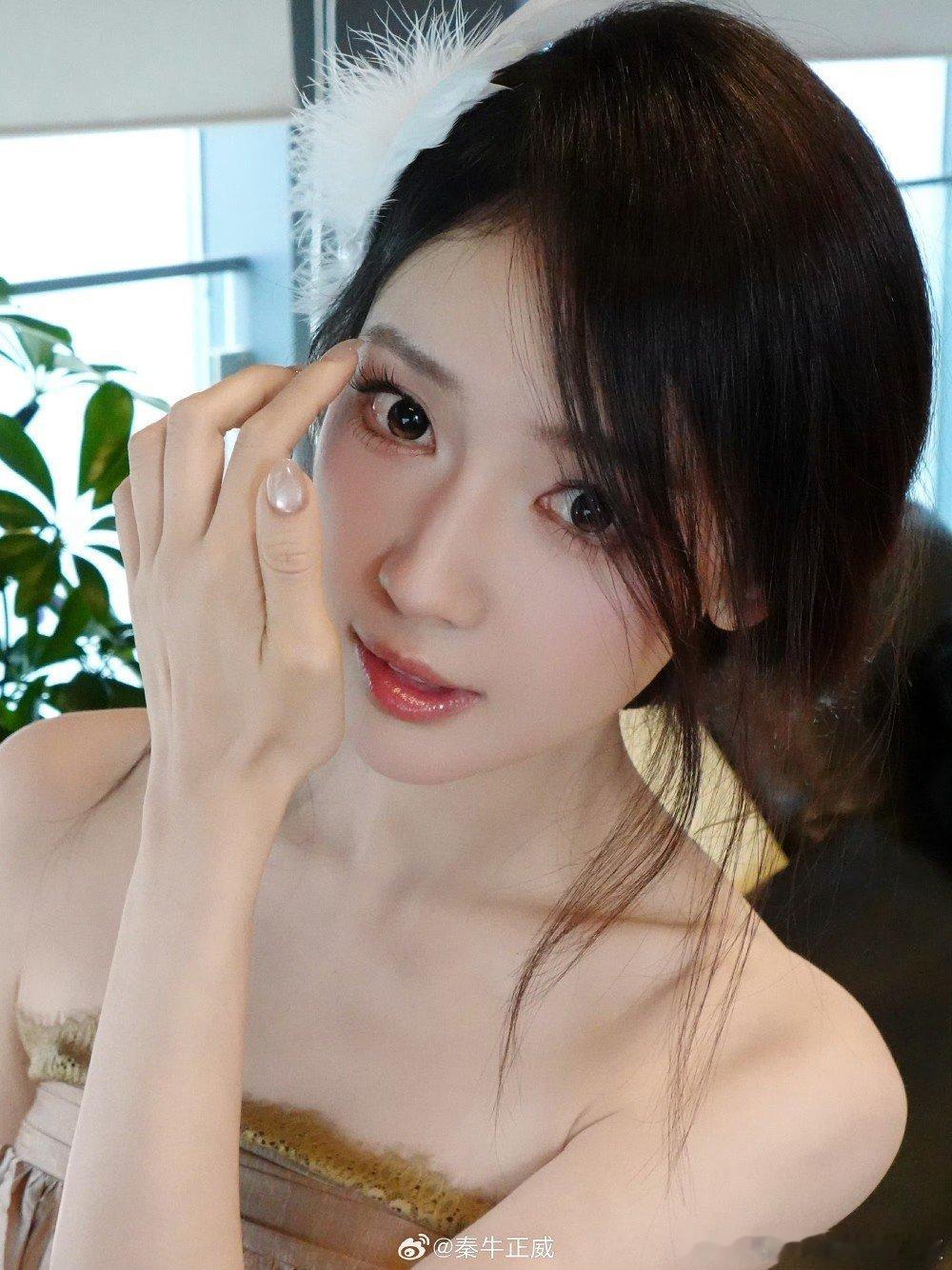 秦牛正威承认整容了以前有点苦相但有记忆点，现在就是很普遍的好看 