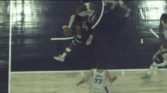 詹姆斯再次吐槽天眼摄像机 昨天湖人与魔术的比赛，最后时刻詹姆斯与班凯罗出现争议，