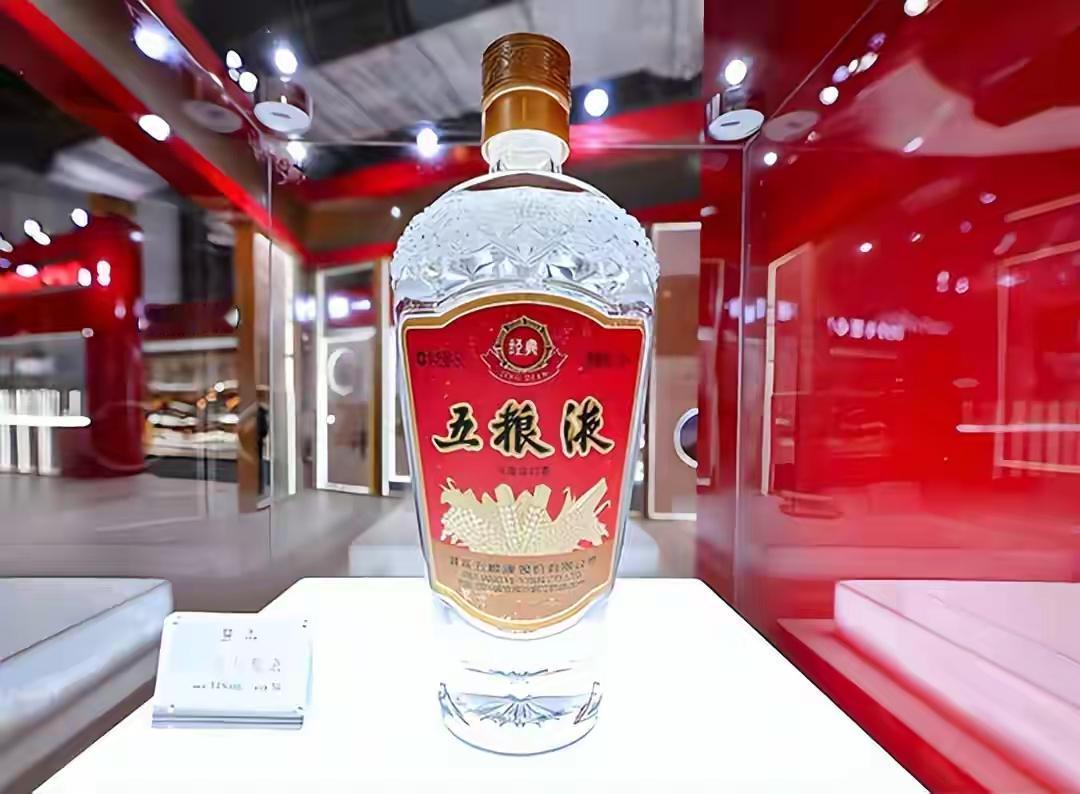 劝酒的奥妙可真不少，别人本不想喝，你却能把他劝得喝下去，这就是劝酒的高招呀。