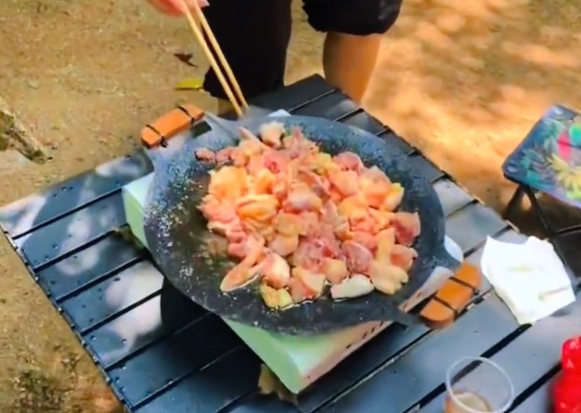 【玉林某景区有人在河道里野餐破坏环境】近日，有网友爆料称：玉林市某景区里面有人在