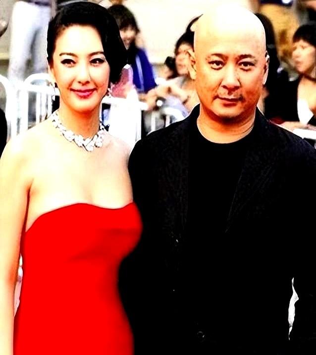 深夜回家的张雨绮看到鞋柜发亮、地板能当镜子，她没来得及感慨老公上进，只瞄到手机里