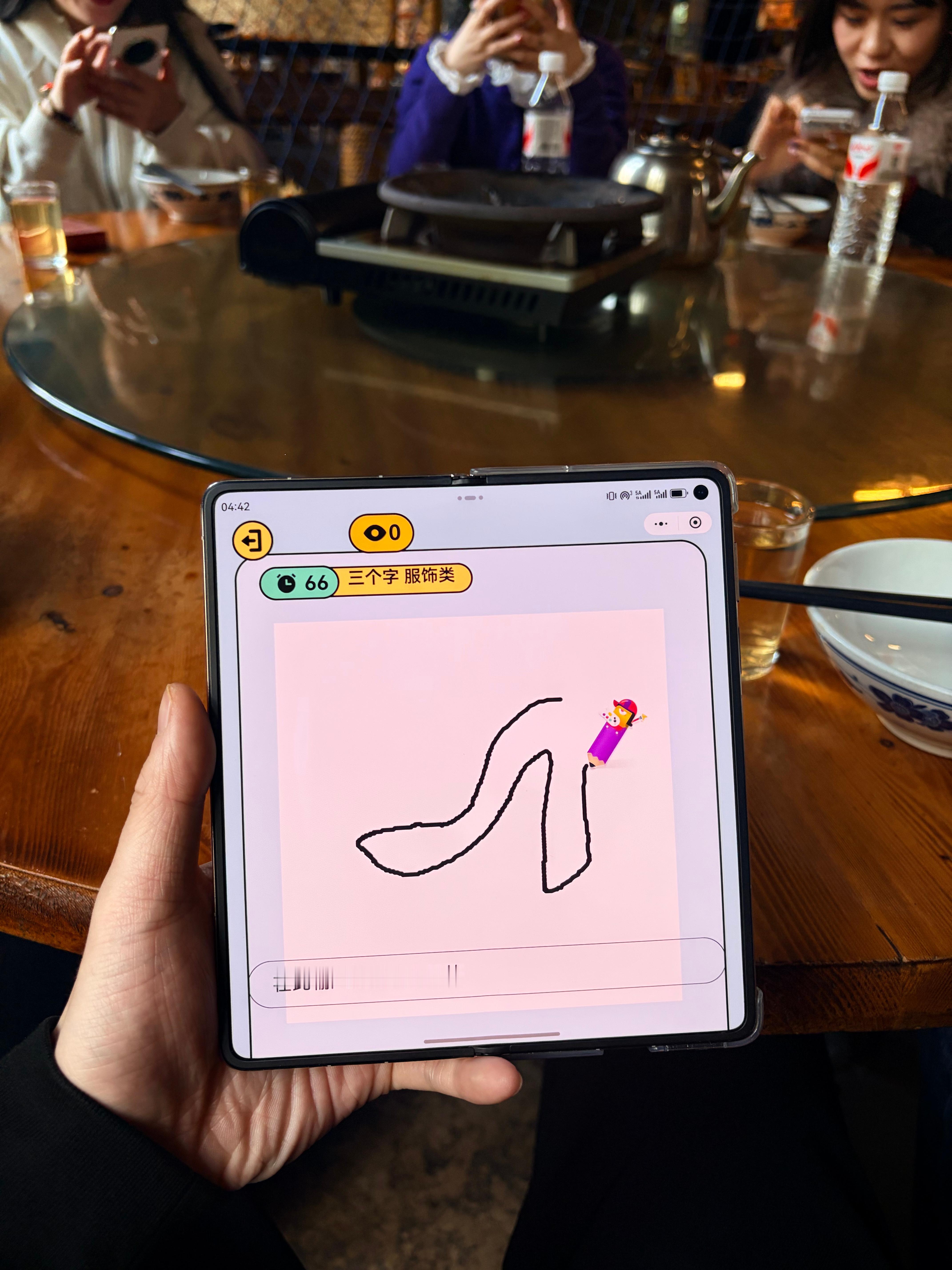 折叠屏的第一个作用达成了春节玩《你画我猜》折叠屏手机头号玩家