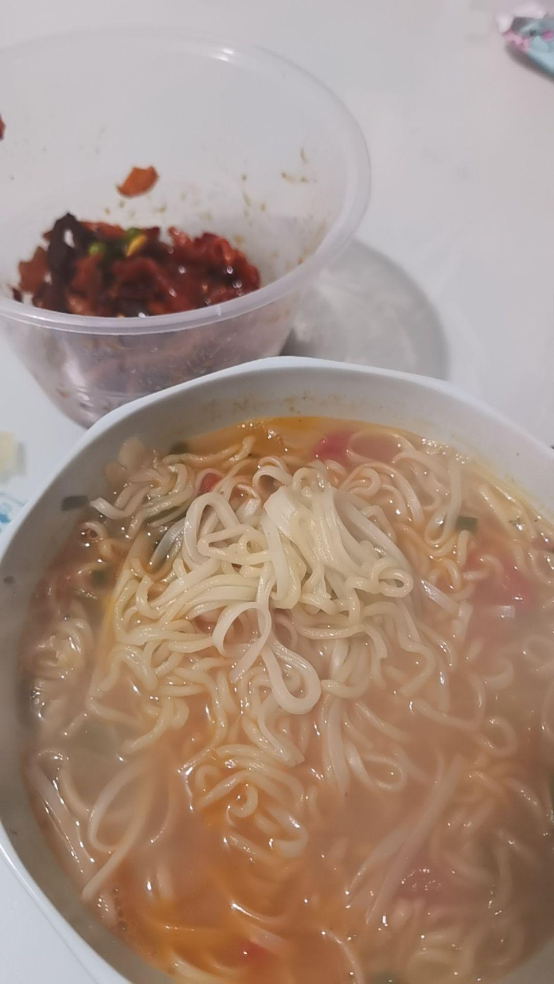 深夜，一碗面条，刚干完活的我，让我不知道怎么表达，妈妈在的时候就是这样让我奋发图