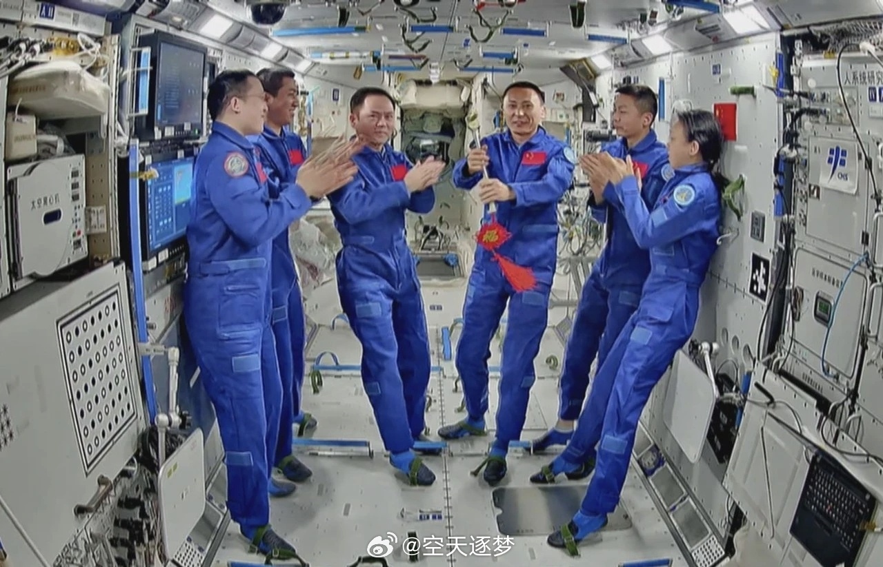 神舟二十一号和神舟二十三号航天员乘组完成在轨交接北京时间2026年5月28日，神