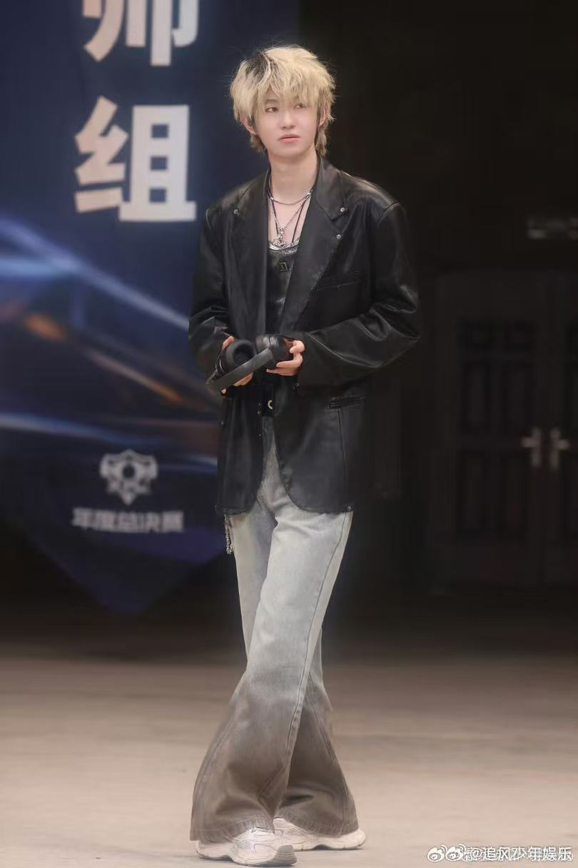 一诺被灵魂提取器痛出表情包我家那小子 弟弟本想贴心给一诺放松头部，没想到神器威力