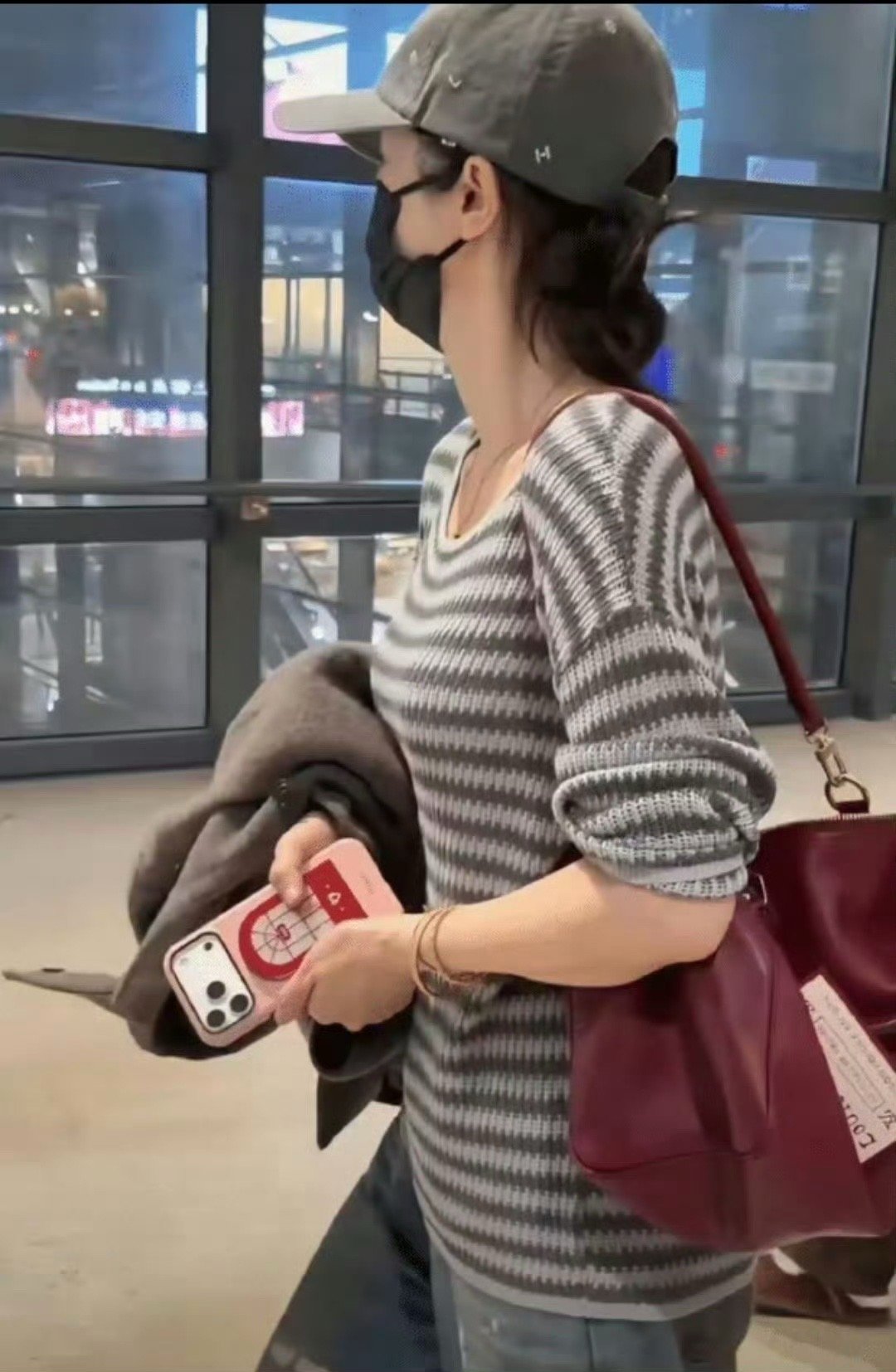 董璇机场脱下外套回应怀孕能不能别一天到晚盯着女艺人的肚子……怀了也被说不怀也被说
