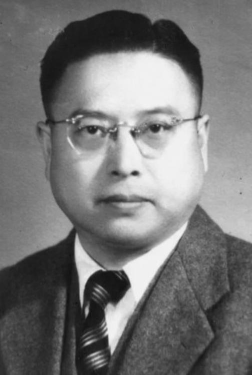 1949年，黄竞武被捕，敌人见他不屈服，就把他活埋。当泥土将他全部埋没时，敌人正