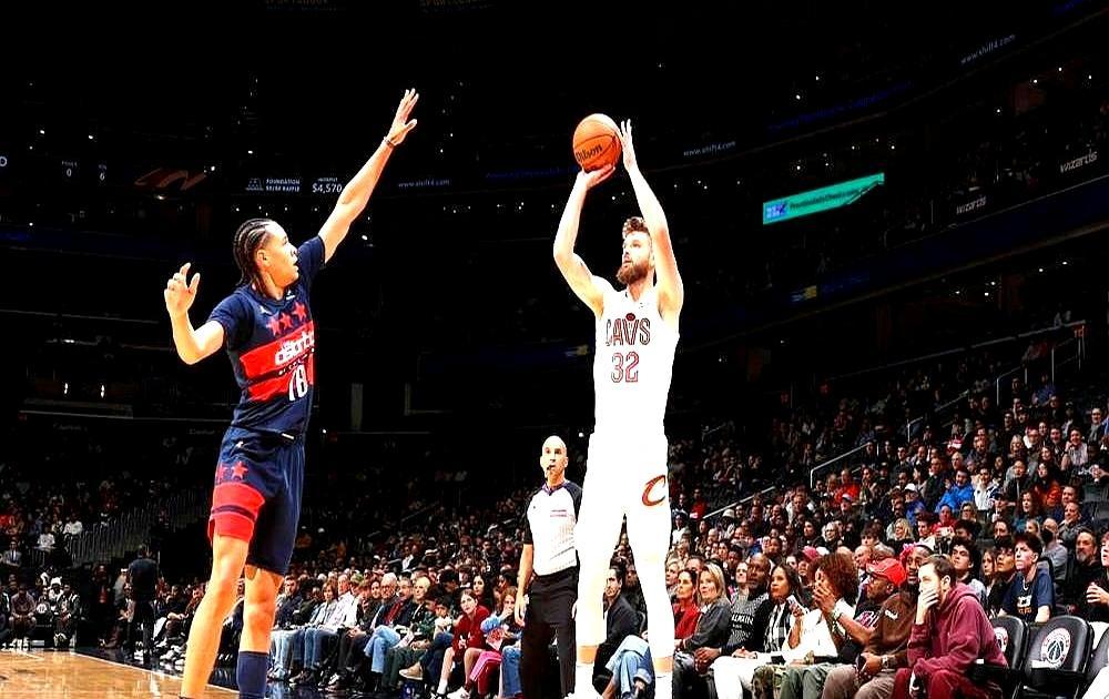 骑士队疯了，花大价钱买来36岁的哈登，竟是为了让他给替补喂球。
 
哈登和米切尔