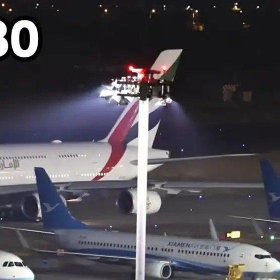 《空客A380它是有史以来造得最大最重最先进的客机，几乎每个坐过的人都说好A38
