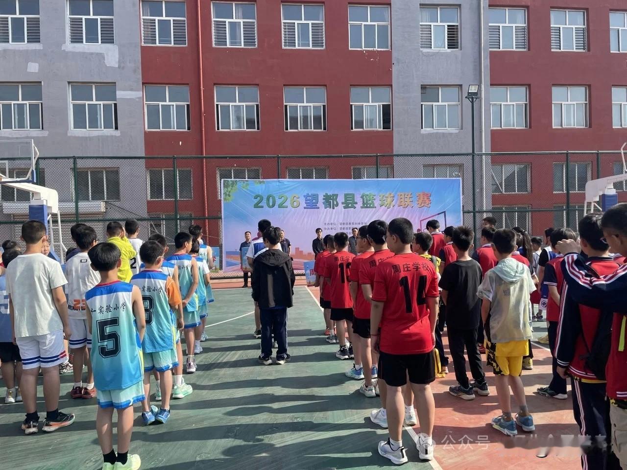 望都县第六届篮球联赛火热开赛】近日，保定望都县第六届篮球联赛在县职教中心正式开赛