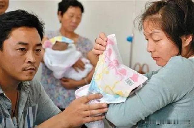 养一对双胞胎儿子的女同事压力大吗？
我们单位有位女同事，喜得双胞胎儿子。可她老公