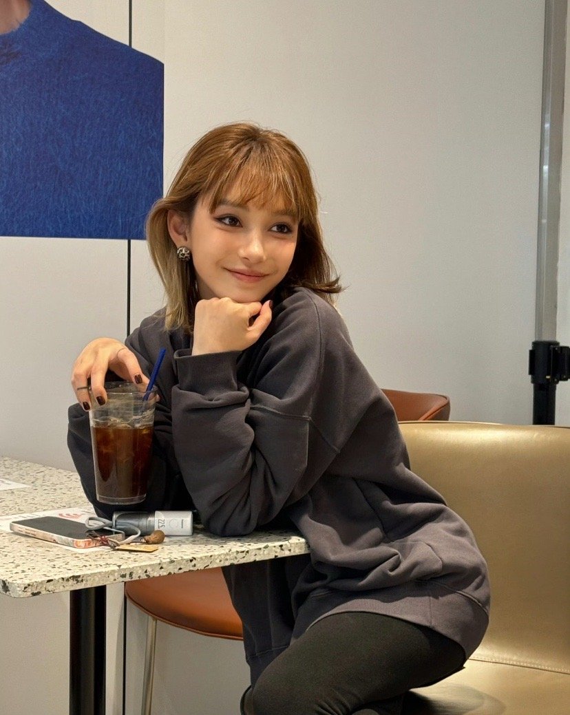 李雨桐镜头里的她，松弛又自在，像把所有喧嚣都关在了门外。卫衣、咖啡、温柔的笑，是