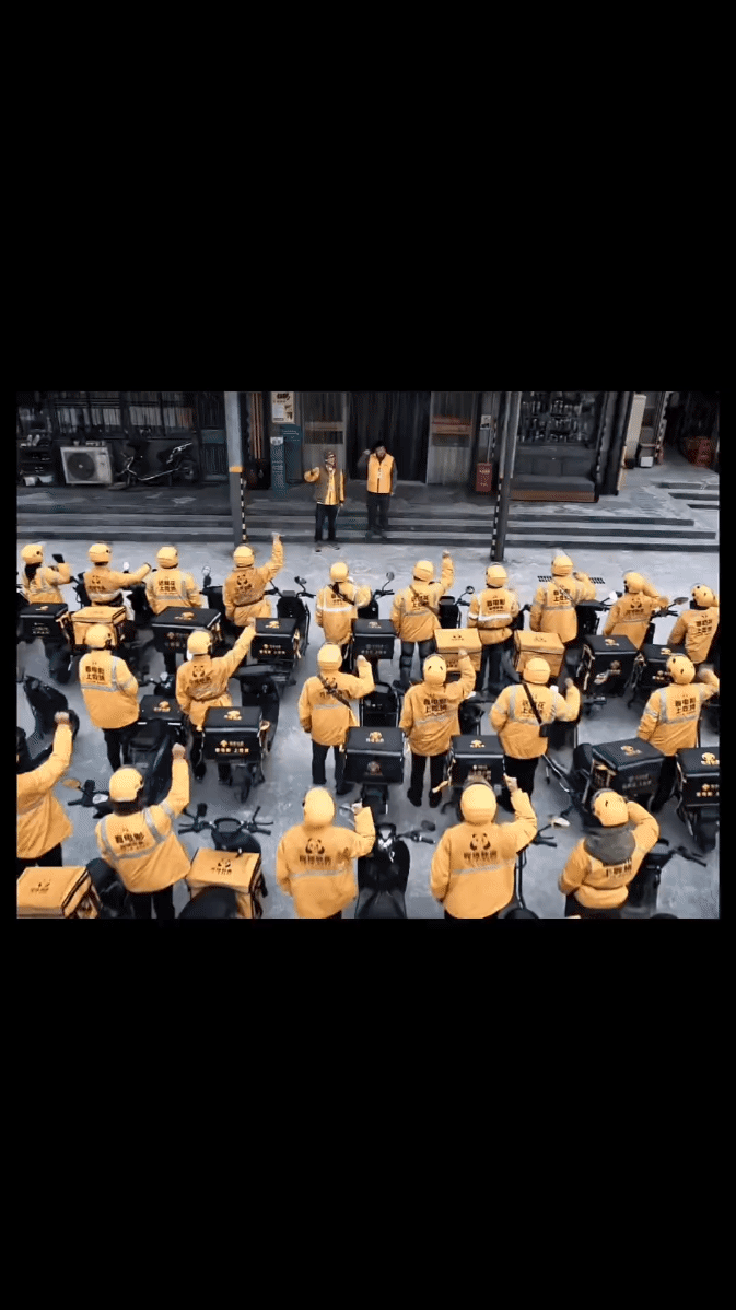 好想知道贾冰培养的外卖员，面对他自己培养的保安，哪个更强？[笑哭]