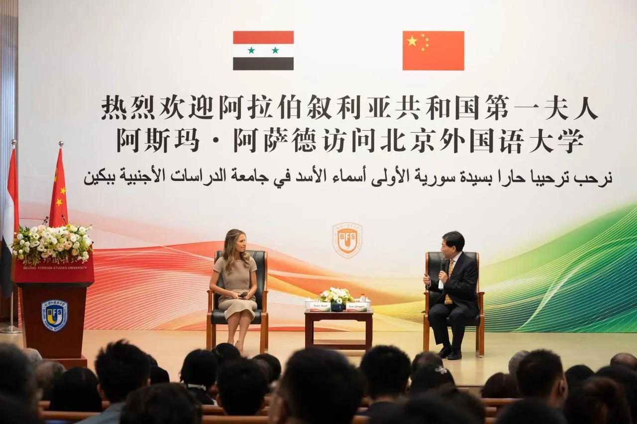 荣耀，叙利亚媒体头条报道的镜头！！
阿斯玛·阿萨德夫人在回答学生的问题时表示，中