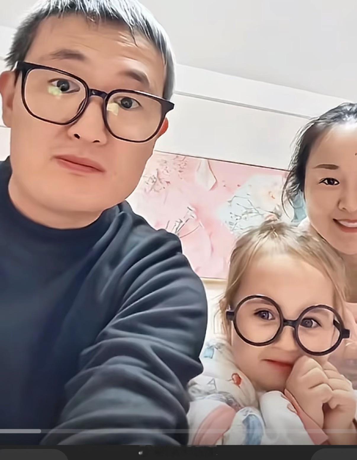 中国夫妻的金发碧眼女儿鉴定为亲生其实我感觉他们的眼睛和嘴巴还行脸型挺像的，复制粘