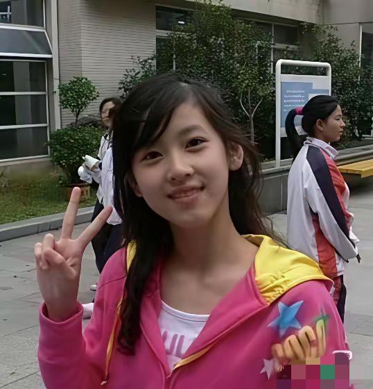 年轻时候的章泽天就已经非常漂亮了