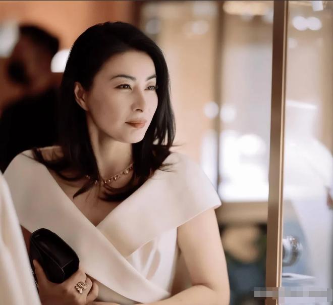 霍家那么有钱郭晶晶为什么要接广告？霍家的钱不一定全给郭晶晶花，但郭晶晶自己的钱可