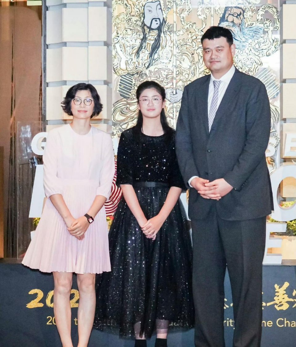 姚明一家三口同框现身，14岁姚沁蕾比妈妈叶莉高了，身高已超1米9 ​​​