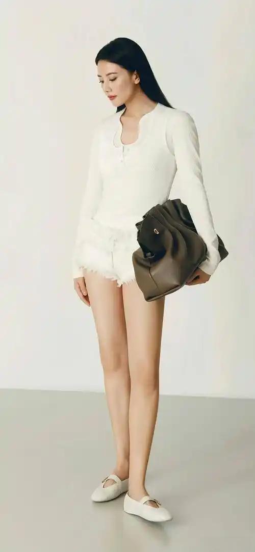 高圆圆的脸是无敌的，身材的缺点也是肉眼可见的，那就是大腿太粗了，腿型不好看。
不