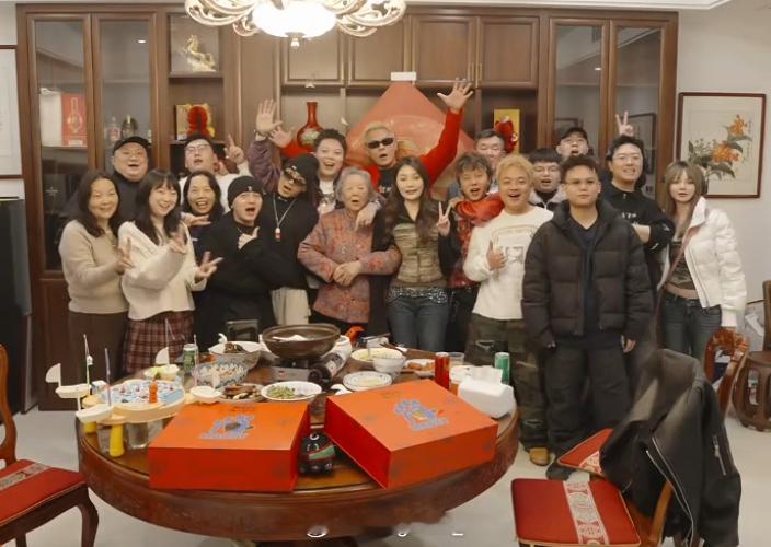 功夫胖直播拍全家福合影！家人、兄弟、女友都在！功夫胖也把女友带回家过年啦！ 