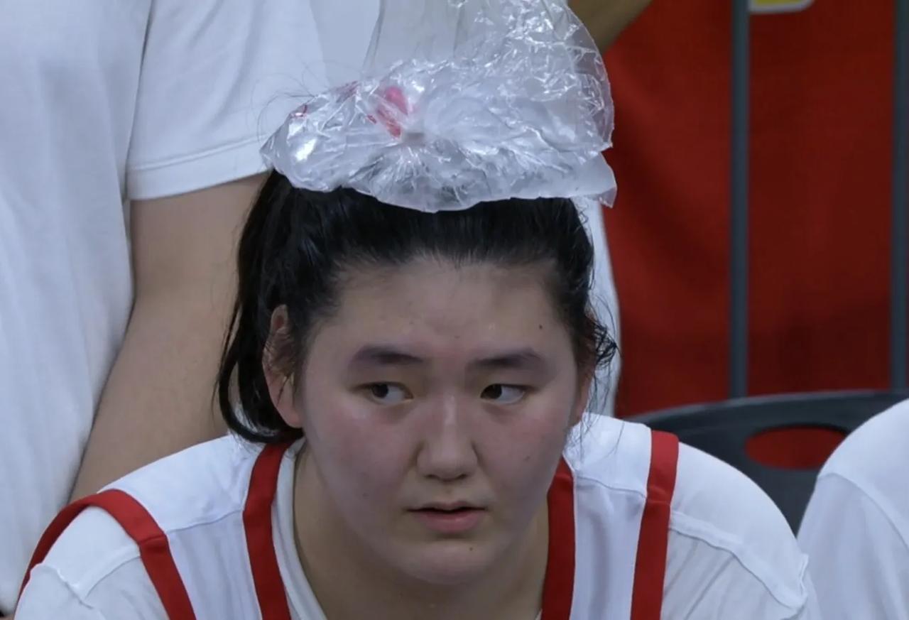张子宇这统治力简直就是“女版奥尼尔”！
刚进成年国家队的时候有球迷会说，张子宇的