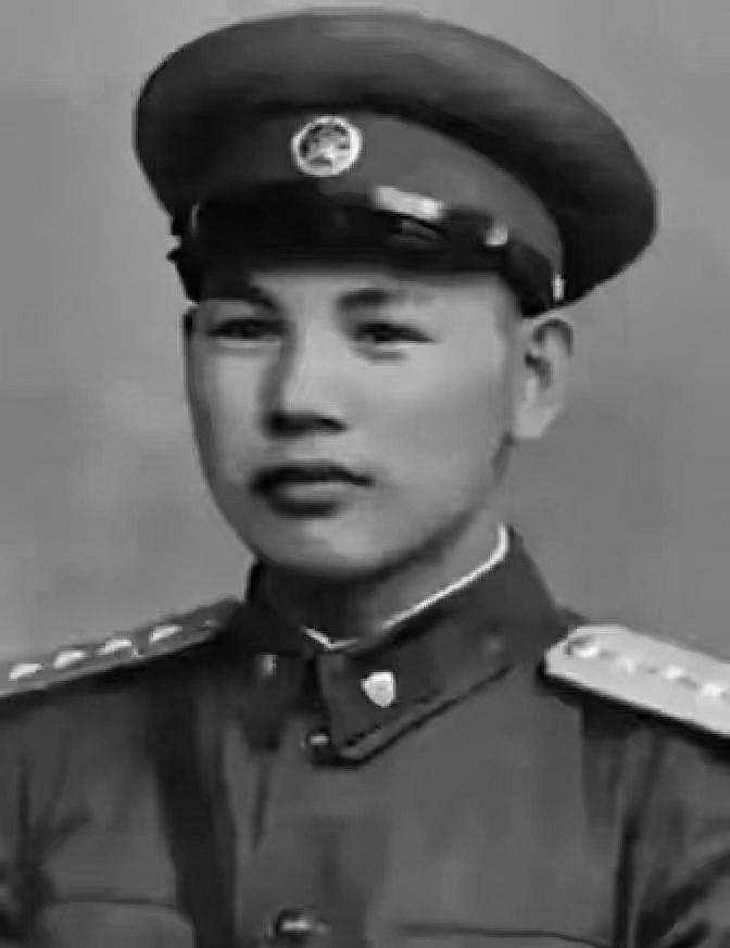 1945年，八路军在公路上伏击日军，排长见日军人数太多，就下令撤退，谁知年纪不大
