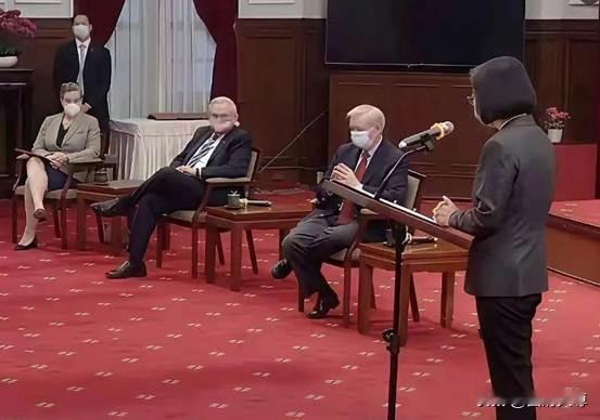 这次美国访华，全世界最大的感慨就是：原来美国总统和其一众精英也会“拘谨”，也知道