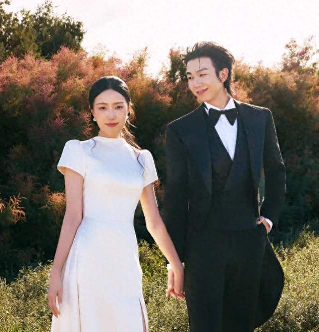男歌手白举纲敦煌补办婚礼，妻子正脸照曝光女儿刚1岁，舒淇祝福