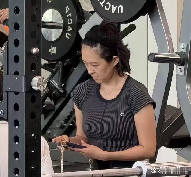 47岁章子怡在健身房被偶遇，素颜状态疲态满满 