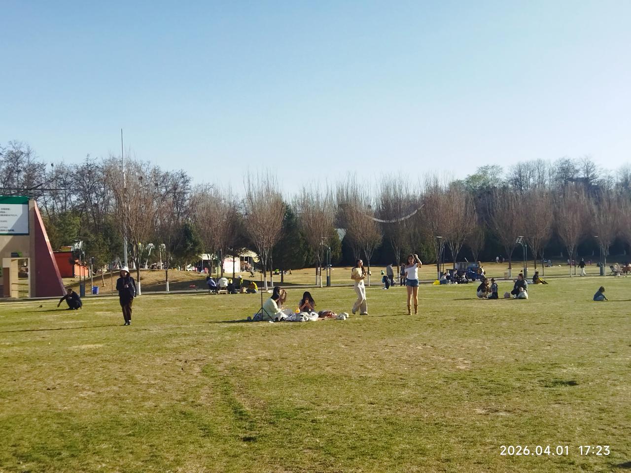 今天是4月1日，气温17度，风力4 级，但是看看这些女孩的穿着俨然是夏季。可是我