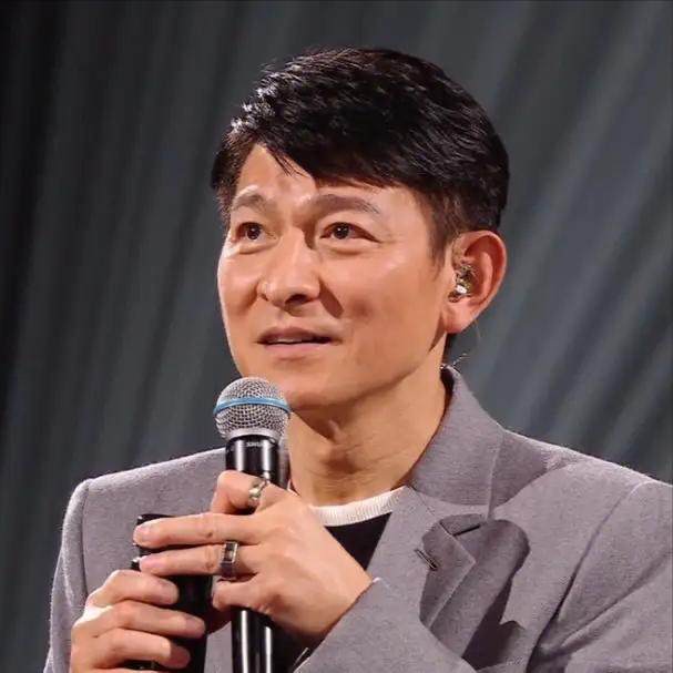 主持人，鲁豫，问刘德华，你是一个成功的歌手，也是一个成功的演员，你觉得，你现在能