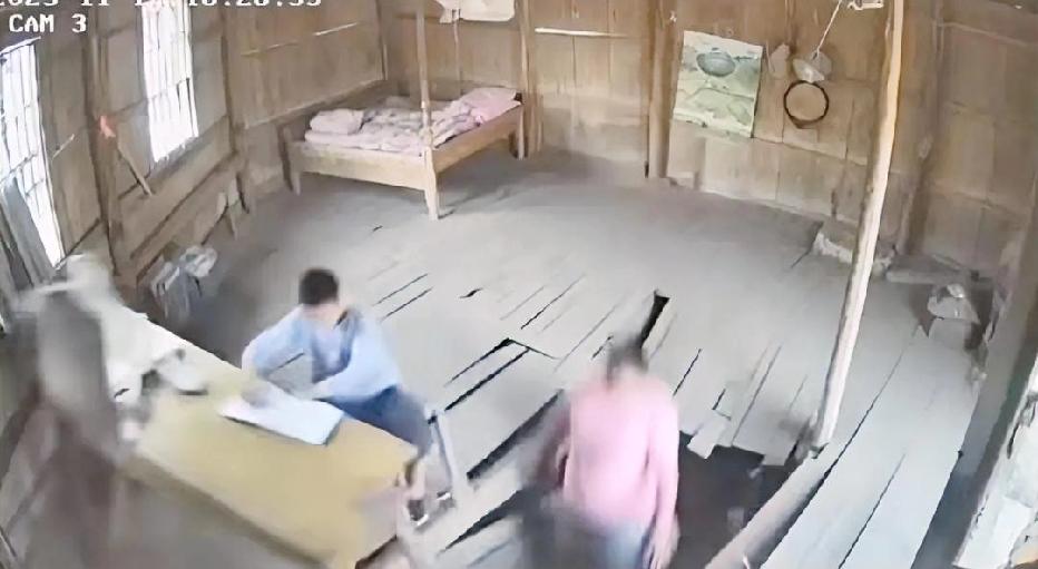 监控实拍！老妈跳操震塌老房楼板，孩子灵魂拷问笑翻全网：我的作业往哪写？
 
家人