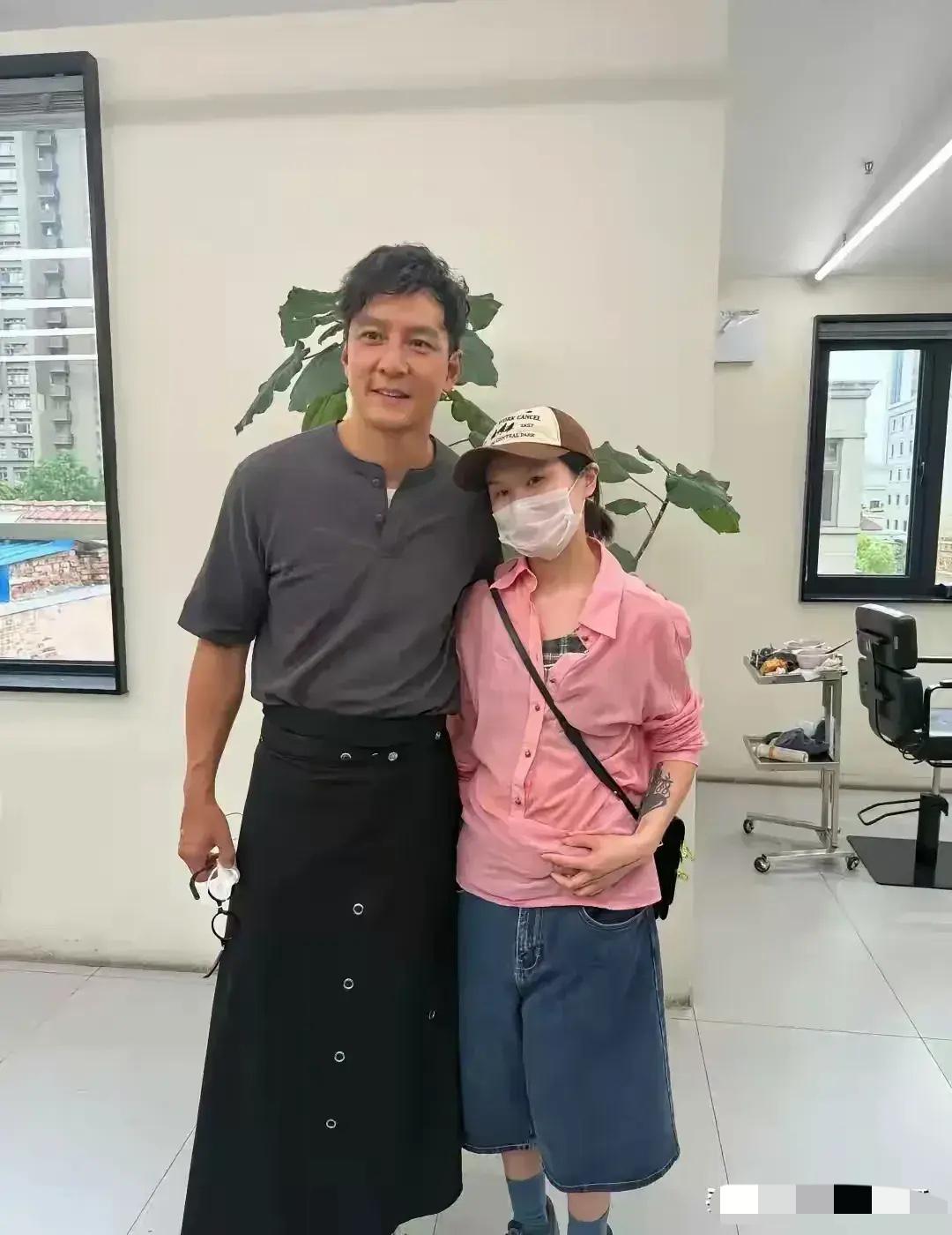 吴彦祖旁边女士是谁？带着口罩也非常有气质