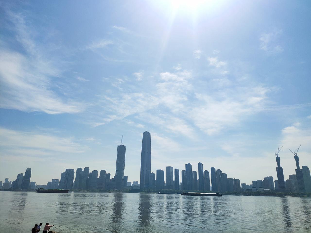 人生没有后悔药。人生的路，都是自己一个脚印一个脚印走出来的，……我有一个同学，当